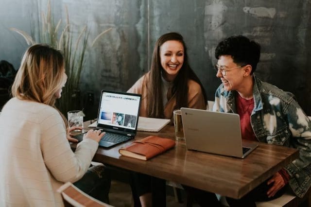 Équipe de trois personnes travaillant dans un café